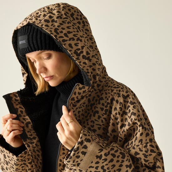 Regatta Adults Changing Robe Zip Fastening Leopard pink - Image 4