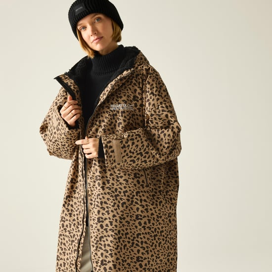 Regatta Adults Changing Robe Zip Fastening Leopard pink - Image 5