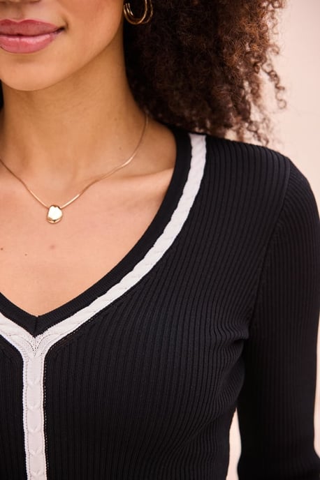 Black & White Contrast Trim Cable Detail V Neck Jumper - Image 3