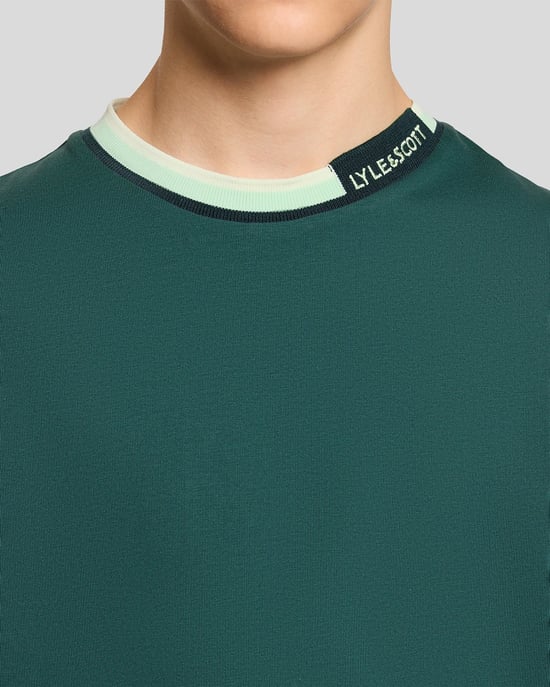 T-shirt med spetsig krage och logga - Image 3