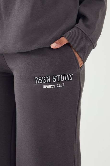 DSGN Studio Applique Straight Leg Jogger - Image 4