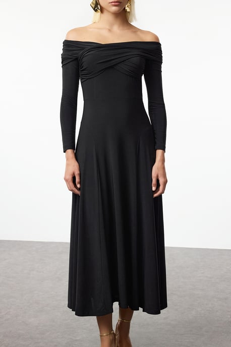 Rechte, mouwloze cocktailjurk voor dames, midi-lengte, aansluitend model. - Image 2