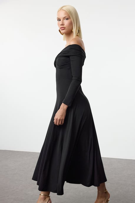 Rechte, mouwloze cocktailjurk voor dames, midi-lengte, aansluitend model. - Image 4