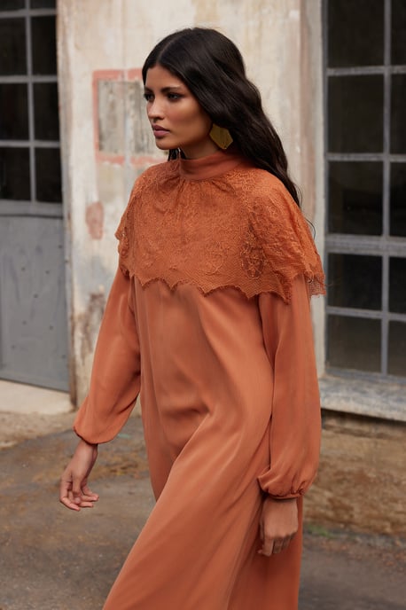 Beige rak maxiklänning med lång ärm och stilren/nattlig hijabklänning för kvinnor - Image 2