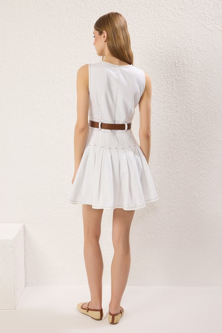 Ecrukleurige, rechte, mouwloze mini-jurk voor dames, geschikt voor casual en dagelijks gebruik. - Image 3