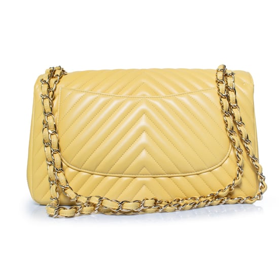 Chanel, Jumbo gul chevronväska med lammskinnslock - Image 3