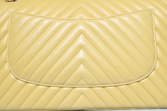 Chanel, Jumbo gul chevronväska med lammskinnslock - Image 6