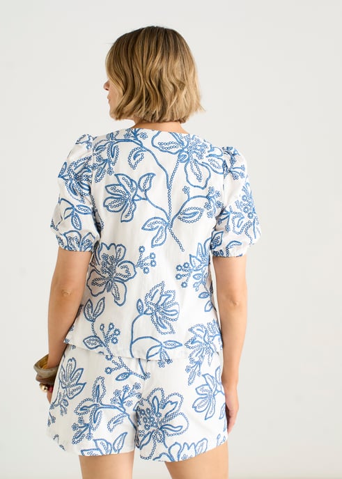 Blå topp med strukturerad blommönster och knytning framtill - Image 4
