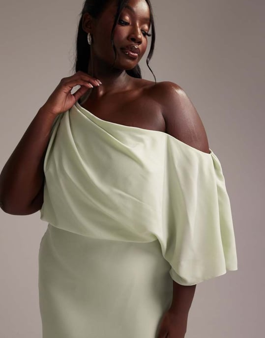 ASOS DESIGN Curve Bridesmaids crepe one shoulder draped maxi dress in light green - Image 4