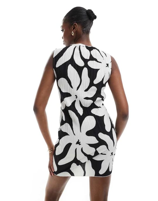Vero Moda Tall plisse sleeveless mini dress in monochrome floral print - Image 4