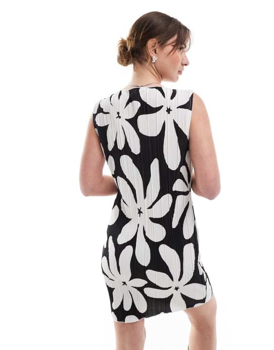Vero Moda plisse sleeveless mini dress in monochrome floral print - Image 4