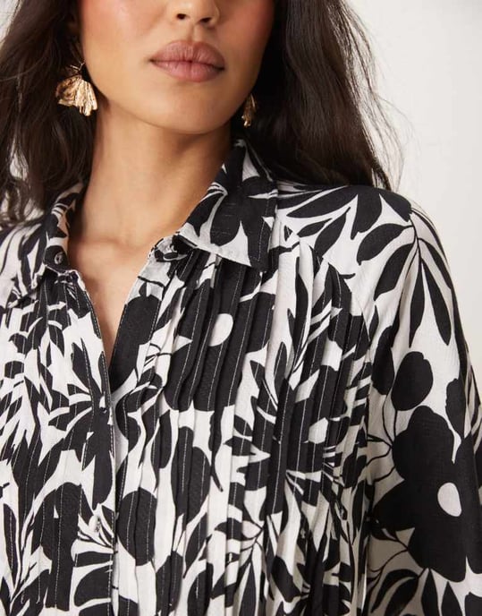 YAS belted button front fluted sleeve dress in monochrome floral print - Image 3