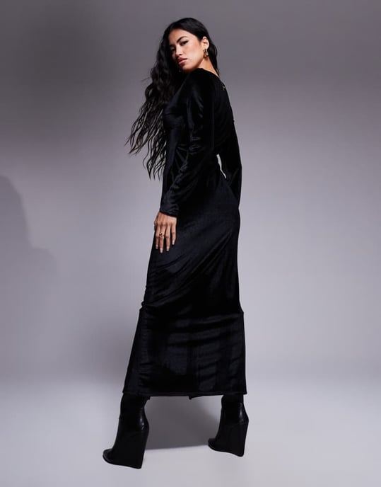 ASOS DESIGN sammetsklänning med lång ärm och v-ringning i svart - Image 2