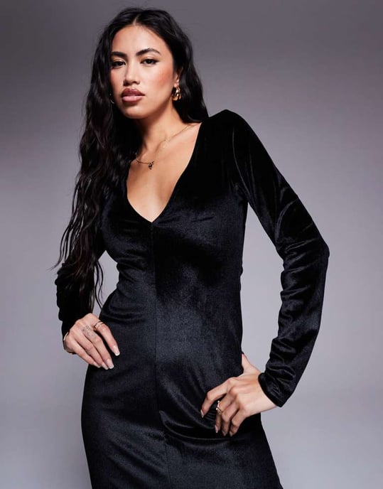 ASOS DESIGN sammetsklänning med lång ärm och v-ringning i svart - Image 4