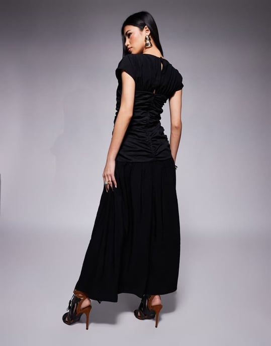 ASOS DESIGN kortärmad midi-klänning med rynkad byst i svart - Image 4