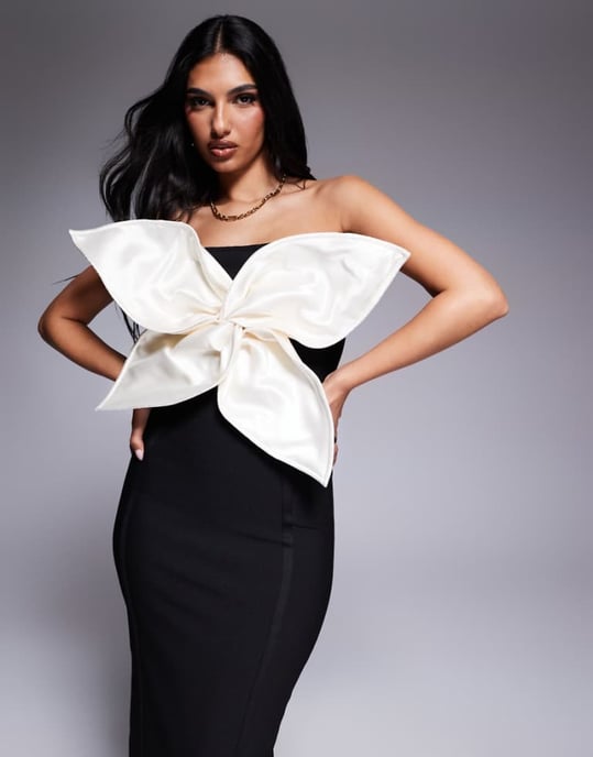 ASOS DESIGN Premium bandage midiklänning med kontrasterande satängblomma i cream i svart - Image 1