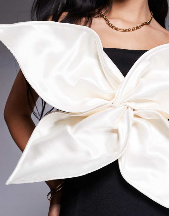 ASOS DESIGN Premium bandage midiklänning med kontrasterande satängblomma i cream i svart - Image 2