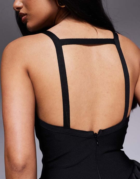 ASOS DESIGN djup halsringning bandage- och mix midi-klänning med full kjol i svart i scuba-material - Image 4