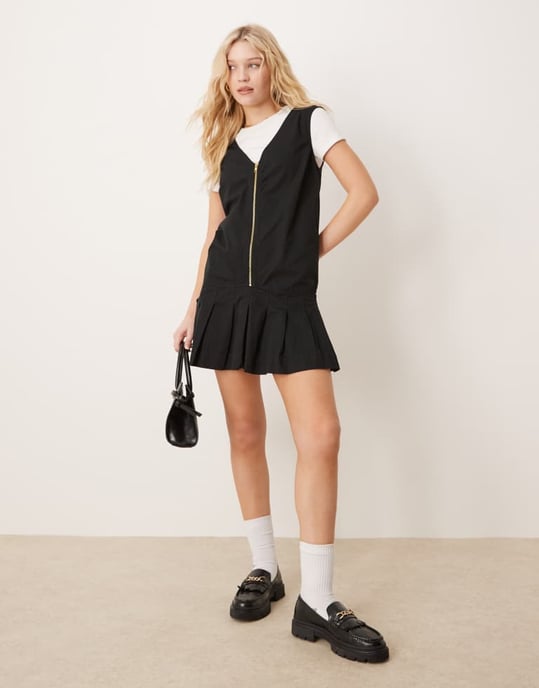 ASOS DESIGN dragkedja genom mini twill klänning med veckad kjol i svart - Image 2