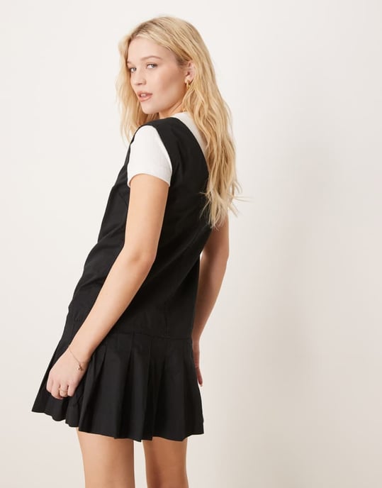 ASOS DESIGN dragkedja genom mini twill klänning med veckad kjol i svart - Image 4