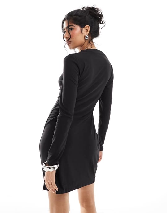 Vero Moda skuren draperad mini klänning i svart - Image 2