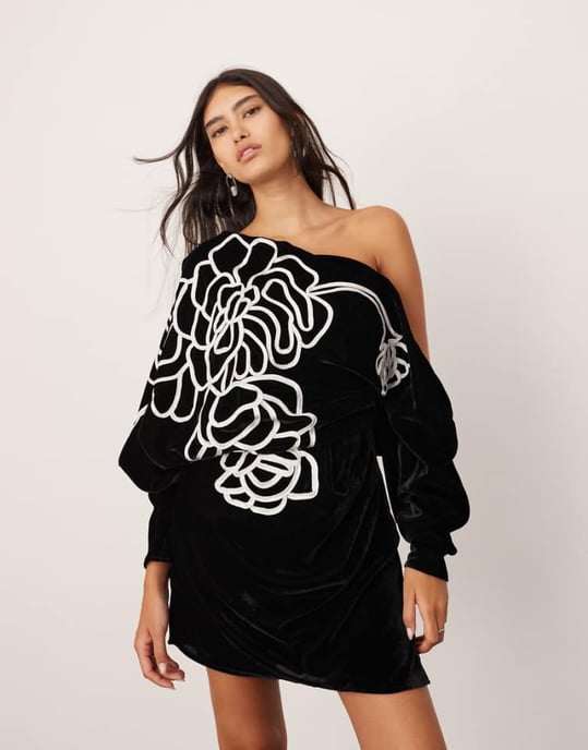 ASOS EDITION sammetslinjär broderad blommig slouchy axelmini-klänning i svart - Image 1