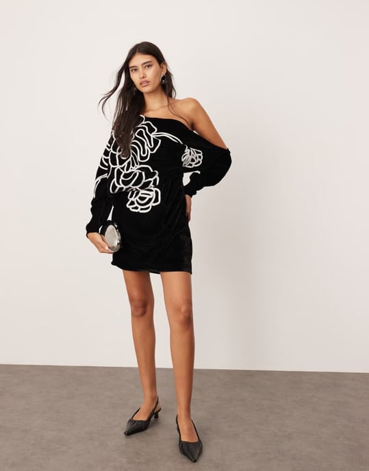 ASOS EDITION sammetslinjär broderad blommig slouchy axelmini-klänning i svart - Image 2