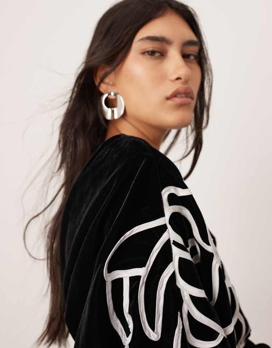 ASOS EDITION sammetslinjär broderad blommig slouchy axelmini-klänning i svart - Image 3