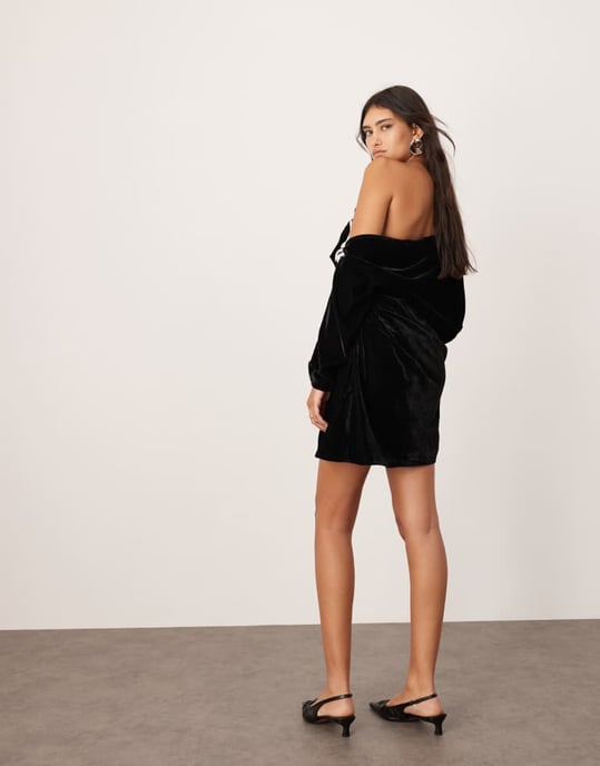 ASOS EDITION sammetslinjär broderad blommig slouchy axelmini-klänning i svart - Image 4