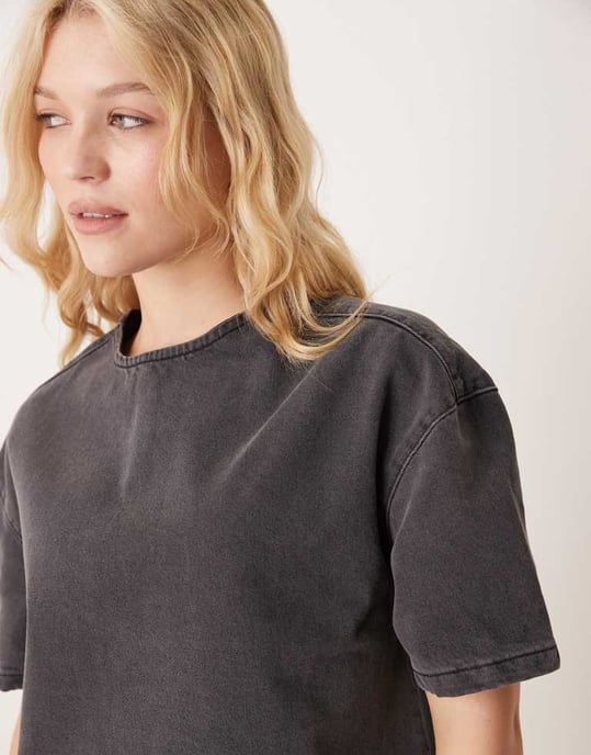 ASOS DESIGN denim t-shirtklänning i svart - Image 4