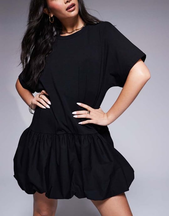 ASOS DESIGN t-shirtklänning med nedhasad fåll och puffärmar i svart - Image 2