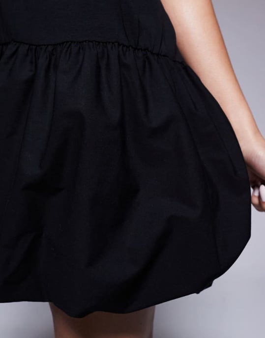 ASOS DESIGN t-shirtklänning med nedhasad fåll och puffärmar i svart - Image 3