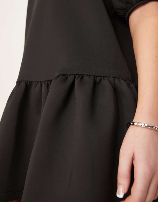 ASOS DESIGN miniklänning med sänkt midja och pösärmar i svart i scuba-material - Image 3