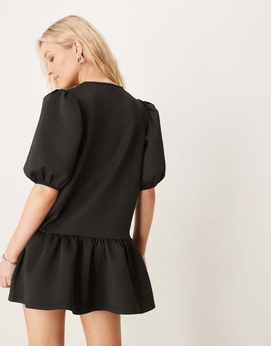 ASOS DESIGN miniklänning med sänkt midja och pösärmar i svart i scuba-material - Image 4