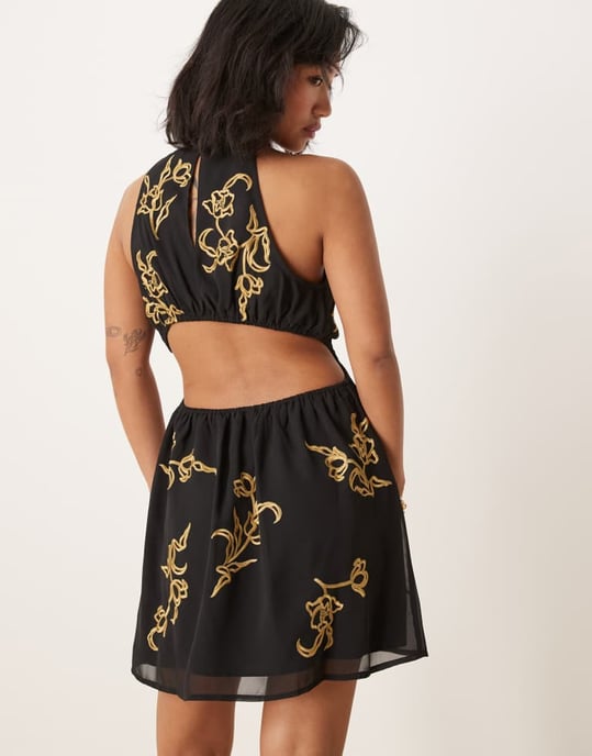 ASOS DESIGN petite helblommig broderad halterneck mini klänning med öppen rygg i svart - Image 3