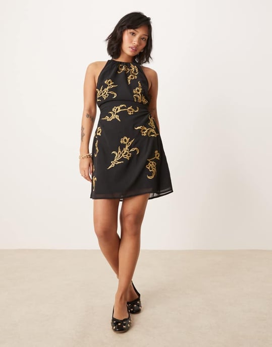 ASOS DESIGN petite helblommig broderad halterneck mini klänning med öppen rygg i svart - Image 4