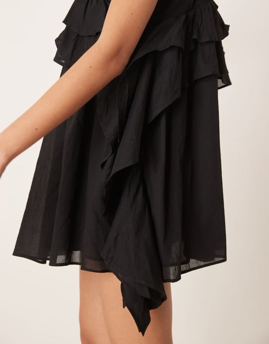 ASOS DESIGN mini-klänning med rundad halsringning och volanger samt knytband i svart - Image 3