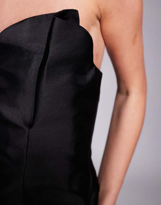 ASOS DESIGN Petitsatäng hjärtformad bandeau strukturerad mini klänning i svart - Image 3