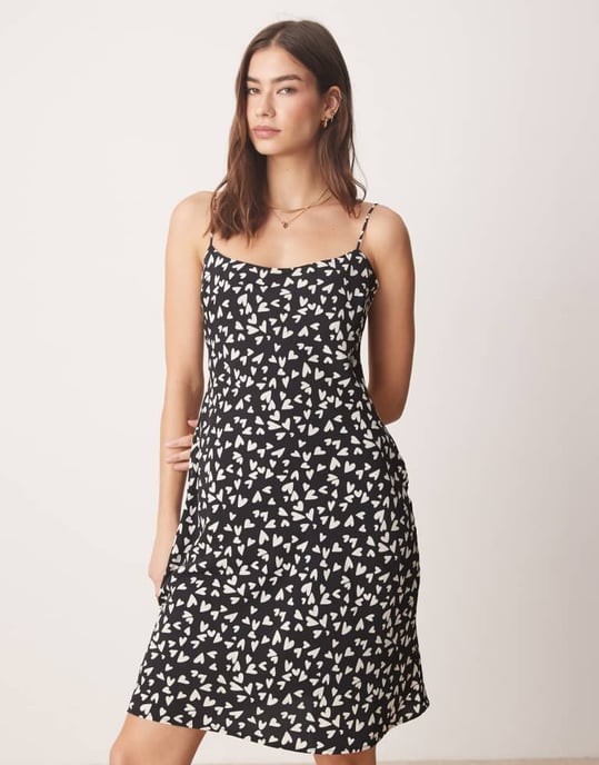 Abercrombie & Fitch valentine cami strap klänning med knälängd i svart hjärttryck - Image 2