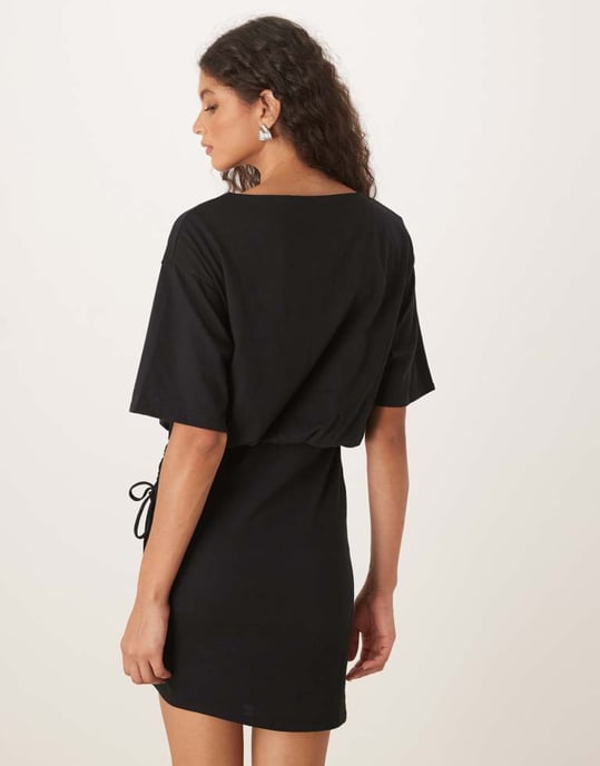 ASOS DESIGN slouchy t-shirt mini klänning med ruchdetalj i svart - Image 4
