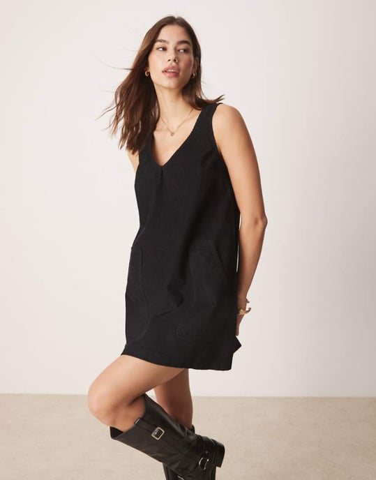 ASOS DESIGN cordflöjtspett mini klänning med stora fickor i svart - Image 1