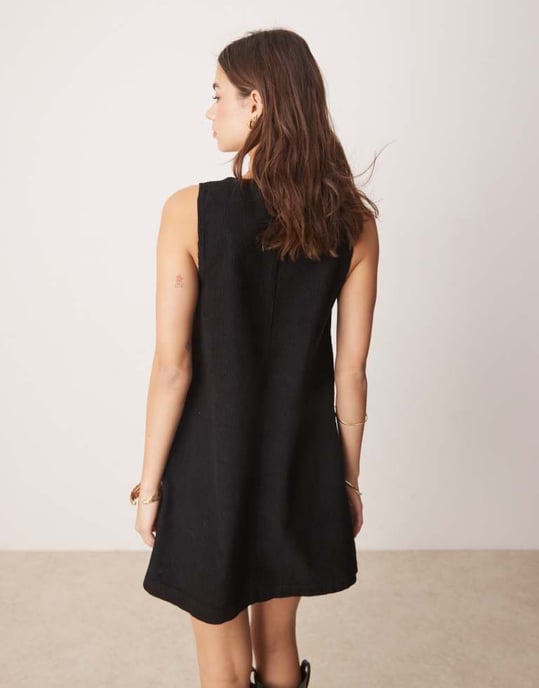 ASOS DESIGN cordflöjtspett mini klänning med stora fickor i svart - Image 2