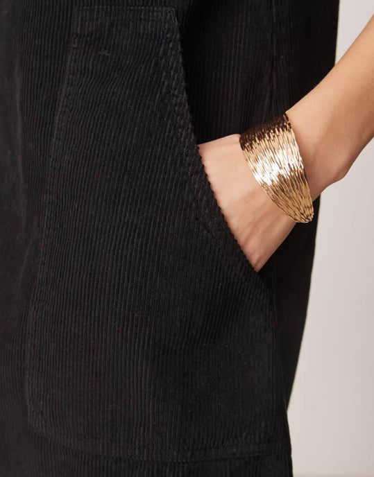 ASOS DESIGN cordflöjtspett mini klänning med stora fickor i svart - Image 3