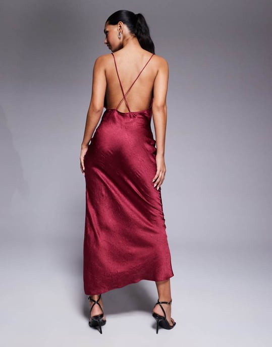 ASOS DESIGN strukturerad satinmaxiklänning med spaghettiband och slits i vinröd - Image 2