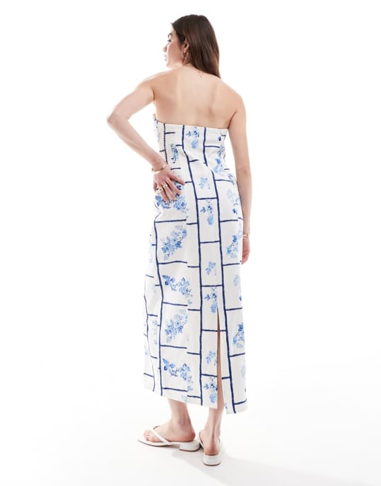 ASOS DESIGN twill bandeau midiklänning i blå blommig kakeltryck - Image 3