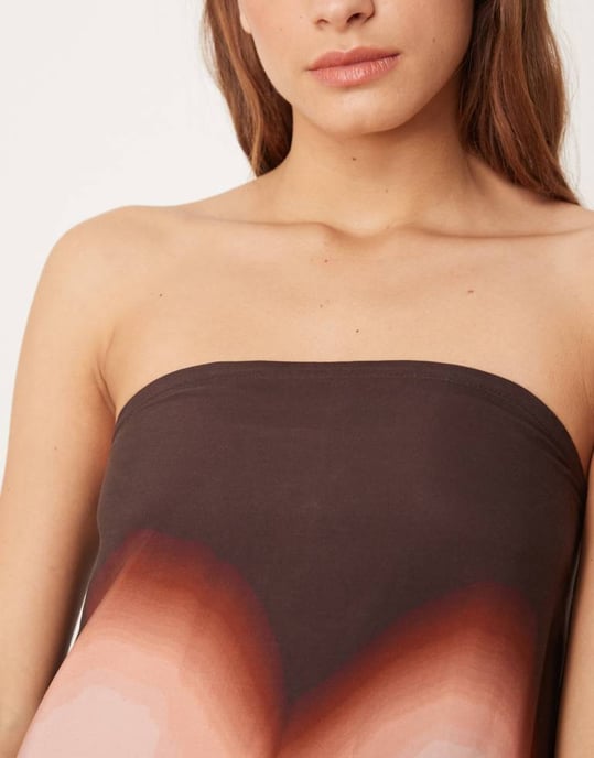 ASOS DESIGN cupro bandeau maxikläning i vinröd med utblåst blommönster - Image 2