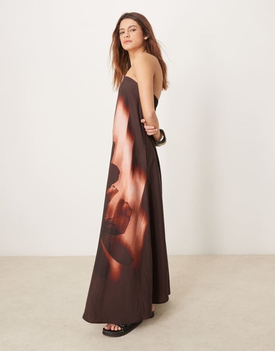 ASOS DESIGN cupro bandeau maxikläning i vinröd med utblåst blommönster - Image 3