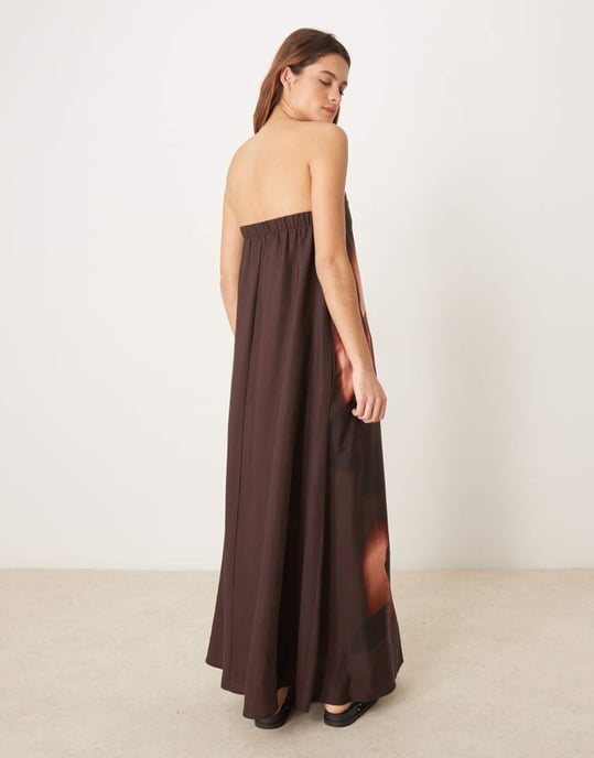 ASOS DESIGN cupro bandeau maxikläning i vinröd med utblåst blommönster - Image 4