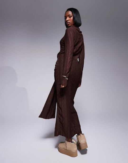 ASOS DESIGN kabelstickad långärmad höghalsad midiklänning med knyt i midjan i brunt - Image 2