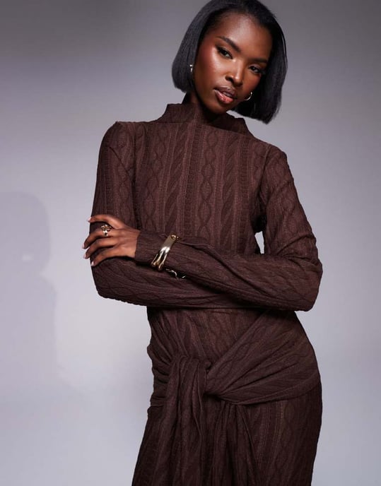 ASOS DESIGN kabelstickad långärmad höghalsad midiklänning med knyt i midjan i brunt - Image 4